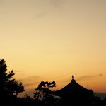 Nara - zachód słońca z widokiem na jeden z budynków świątyni Kōfukuji