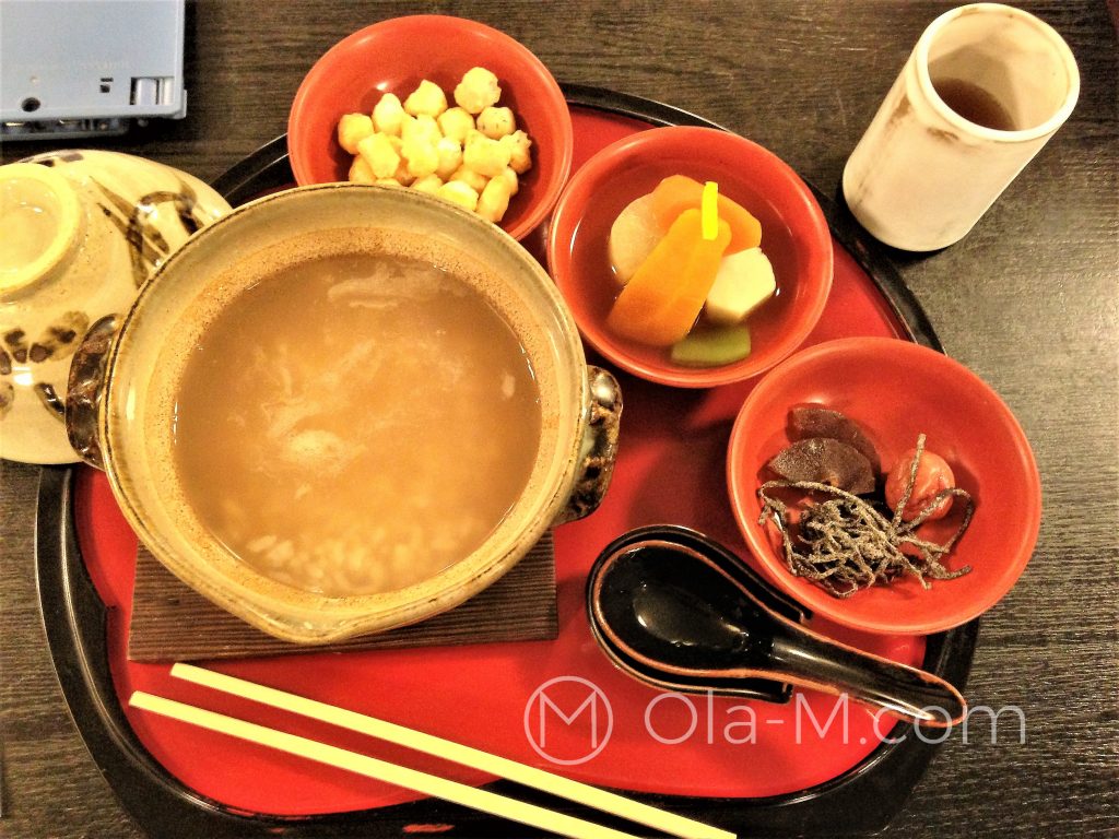 Kuchnia japońska - setto, czyli zestaw. W roli głównej ryż w wywarze z czarnej herbaty.