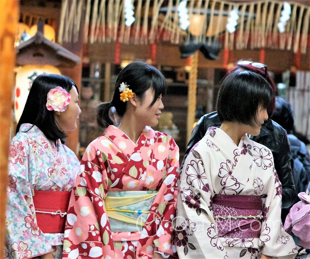 Kioto, Nishiki, świątynia Tenman-gū, Japonki w tradycyjnych strojach