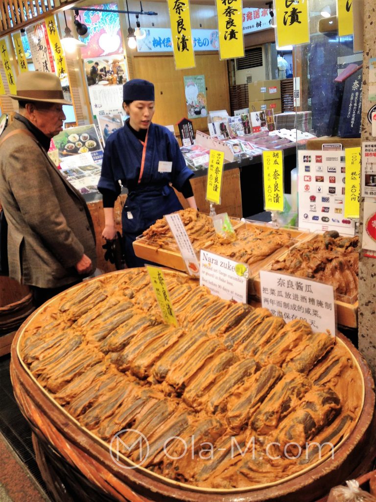 Kioto, targ Nishiki, warzywa marynowane w sfermetowanych łupinach ryżu