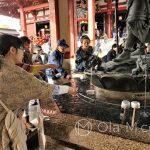 Tokio, Świątynia Senso-ji - rytualne oczyszczenie przy pomocy wody