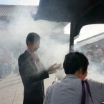 Tokio, Świątynia Senso-ji - rytualne oczyszczenie dymem