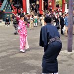Tokio, Świątynia Senso-ji - turyści w kolorowych tradycyjnych strojach