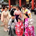 Święto Shichi-go-san - tym razem rodzeństwo: chłopiec w hakamie, dziewczynka w kimonie