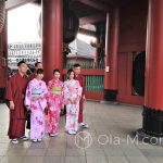 Tokio, Świątynia Senso-ji - turyści pod bramą Hōzō-mon (czyli tą mniejszą)