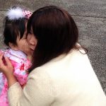 Święto Shichi-go-san - o czym szepcze mamie do ucha ta mała dziewczynka?