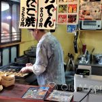 Kuchnia japońska - takoyaki - kucharz przygotowuje je na specjalnej żeliwnej "gofrownicy" z kulistymi wgłębieniami