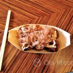 Kuchnia japońska - takoyaki (kawałki ośmiornicy w cieście), tutaj w wersji z płatkami bonito