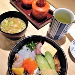 Kuchnia japońska - chirashi sushi w zestawie z zupą miso i zieloną herbatą