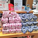 Tokio - sklep papierniczy Itoya w dzielnicy Ginza - tutaj chusteczki furoshiki użyte jako opakowanie prezentów