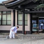 Tokio - Świątynia Meiji - sprzątanie zanim teren świątyni zapełnią turyści