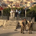 Marsylia - żołnierze przed bazyliką Notre Dame de la Garde - najważniejsze punkty turystyczne i komunikacyjne były pod szczególną ochroną