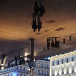 Marsylia - Parasol Normana Fostera - wielkie lustro w którym odbijają się przechodnie i okoliczna architektura
