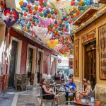 Malaga - Stare Miasto - urocza dekoracja, ale też pomysłowy sposób na zacienienie ulicy