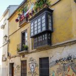 Malaga - Stare Miasto - zaułek, balkonik, kwiaty, graffiti...