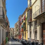 Malaga - Stare Miasto - wąskie uliczki są nie tylko urocze, ale dają też cień, który jest tutaj na wagę złota