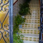 Andaluzyjskie kafelki (azulejos) na klatce schodowej