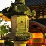 Nara - świątynia Kōfukuji, piękna kamienna latarnia