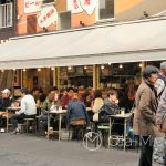 Tokio - Asakusa - w porze obiadowej małe restauracyjki ze stolikami na ulicy zapełniają się zgłodniałymi Japończykami