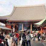 Tokio, Świątynia Senso-ji - na dziedzińcu tłoczno i gwarno