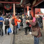 Tokio, Świątynia Senso-ji - niektórzy modlą się w skupieniu