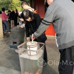 Tokio, Świątynia Senso-ji - tej parze też nie przeszkadzają hordy turystów