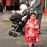 Święto Shichi-go-san - mała elegantka korzysta z chwili nieuwagi rodziców, żeby "wyrwać się w świat"