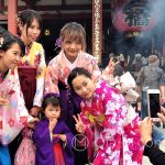 Święto Shichi-go-san - zdjęcia nie tylko z rodziną, ale także z przypadkowymi turystami