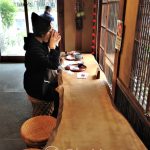 Tokio - dzielnica Ueno - stół z jednego kawałka drewna, przy którym goście raczą się herbatą