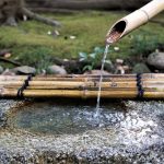 Tokio - Muzeum Narodowe - typowe japońskie bambusowe "źródełko wodne