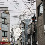Tokio - dzielnica Ueno, kable spowijają ulicę niczym pajęczyna