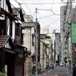 Tokio - dzielnica Ueno, kable spowijają ulicę niczym gigantyczna pajęczyna