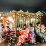 Tokio - Onsen Oedo Monogatari - tłum onsenowiczów w kolorowych yukatach