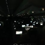 Lot z Tokio do Monachium - cały samolot pogrążony w ciemności, migają tylko ekrany monitorów