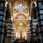 Marsylia - Bazylika Notre Dame de la Garde - dzięki grze światła i cienia wnętrze robi niesamowite wrażenie