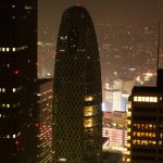 Widok z północnej wieży Tokyo Metropolitan Government na pobliskie wieżowce - zapiera dech w piersiach
