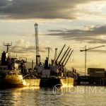 Port w Maladze - część przemysłowa o zachodzie słońca