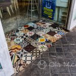 Malaga - Stare Miasto - Azulejos tutaj jako miły akcent przy wejściu do kawiarni