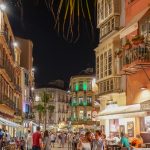 Malaga - Stare Miasto wieczorem - nikogo nie dziwi widok dzieci bawiących się o dziesiątej wieczorem na ulicy