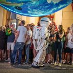 Andaluzja - Feria de Ronda 2018 - parada - tutaj astronauci z wielkimi balonami udającymi Ziemię i inne planety