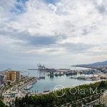 Andaluzja-Malaga - widok na port w Maladze ze wzgórza Gibralfaro