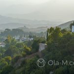 Biała wioska Mijas - panorama - widok z ogrodu botanicznego